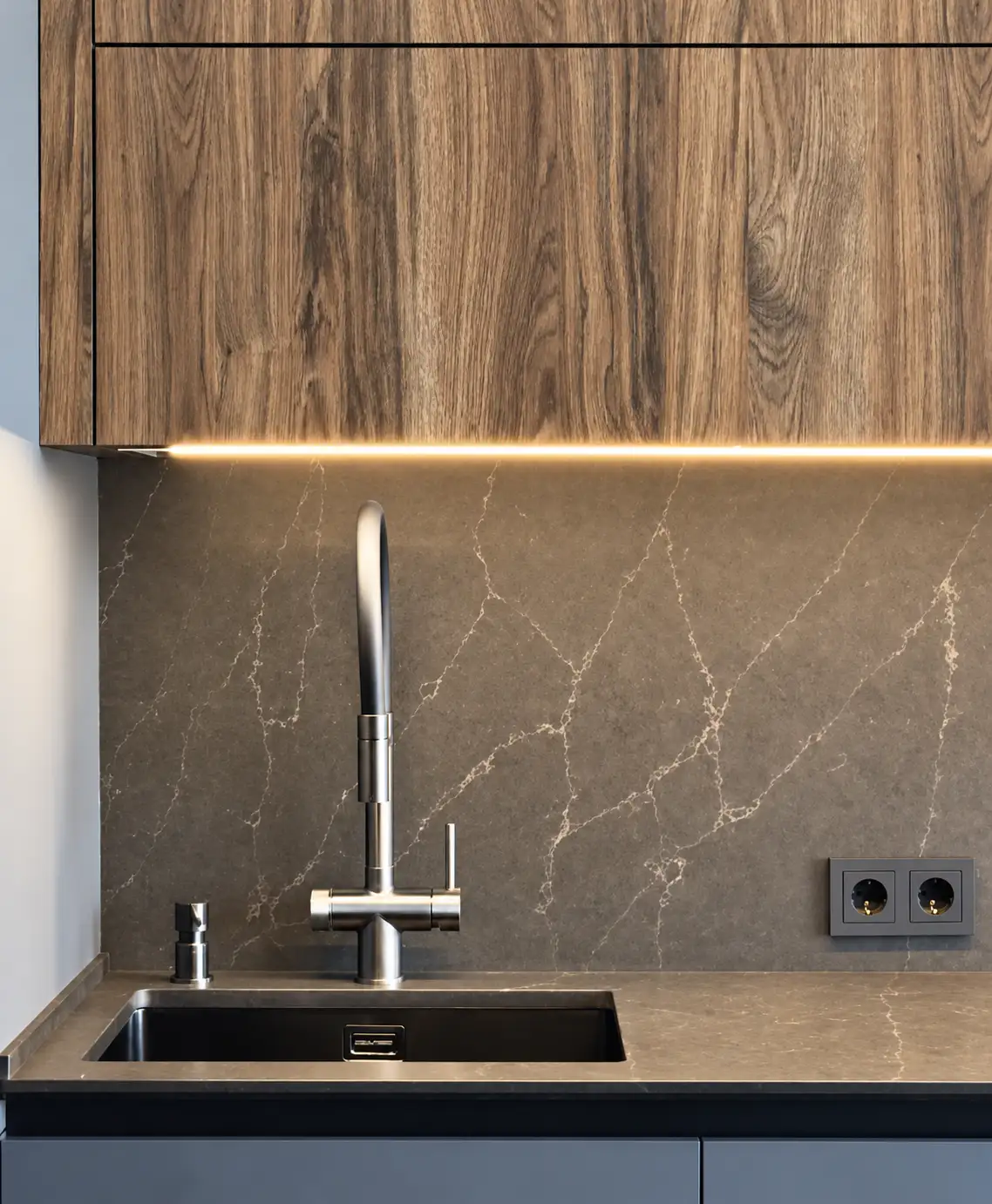 کابینت طرح چوب و سینک در آشپزخانه مدرن