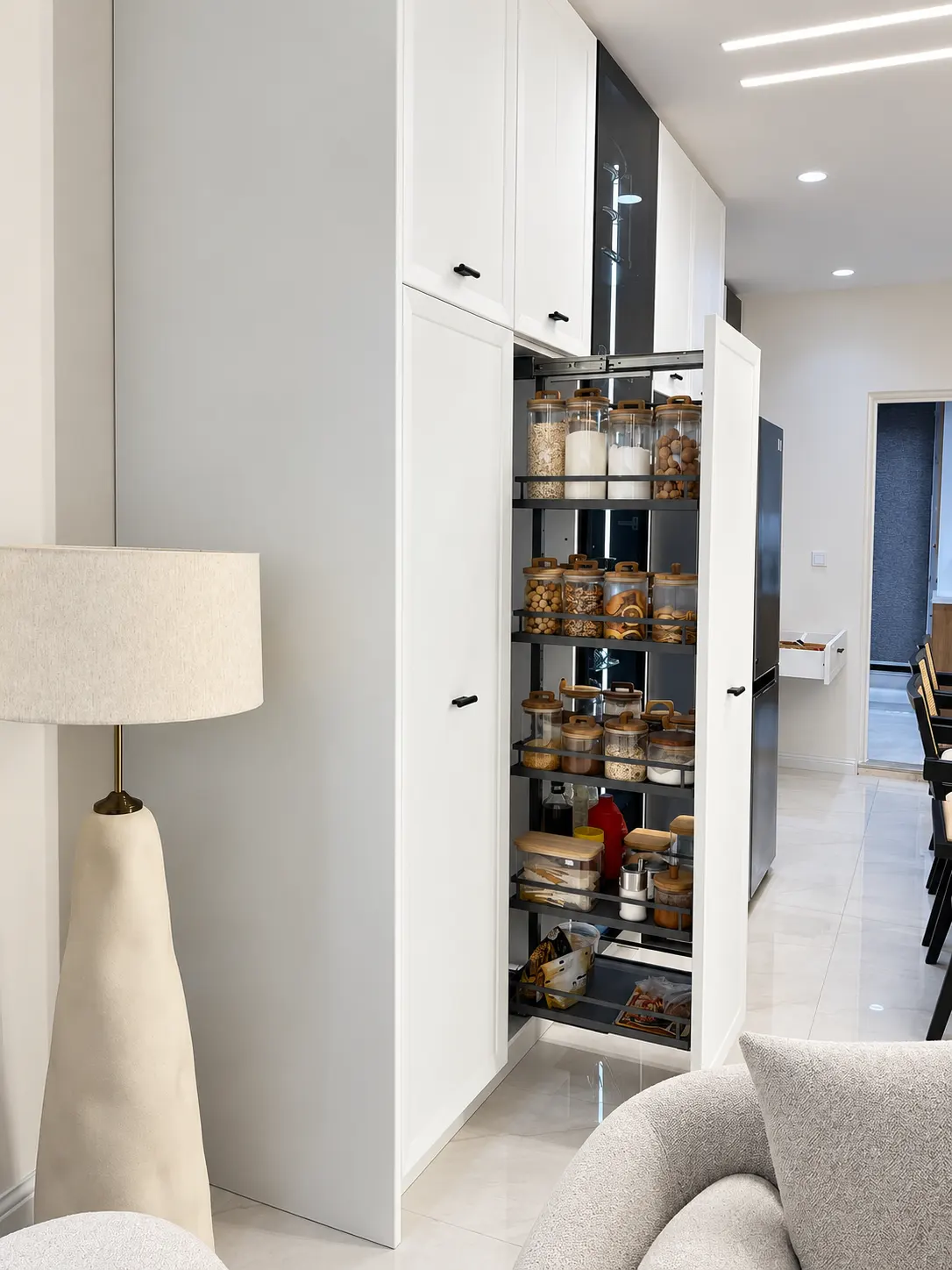 سوپرمارکت ریلی در کابینت آشپزخانه سفید